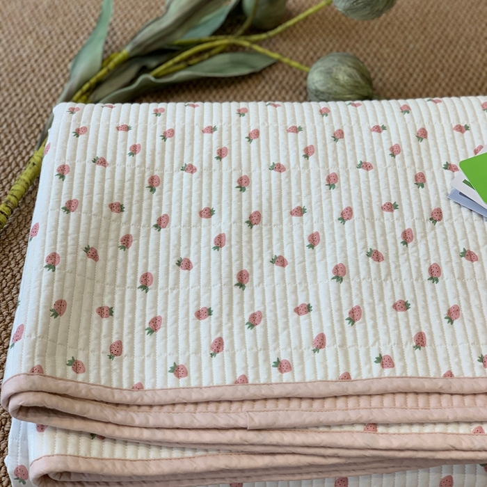 91家纺网 家纺一手货源 找家纺 汇庭 2025新款·慕斯单品床盖系列 草莓乐园