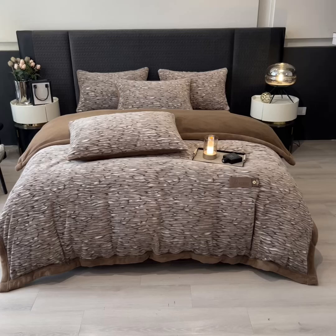 91家纺网 家纺一手货源 找家纺 慕木家纺 2025新款轻奢水貂四件套可可慕莎系列 可可慕莎-绮罗金棕