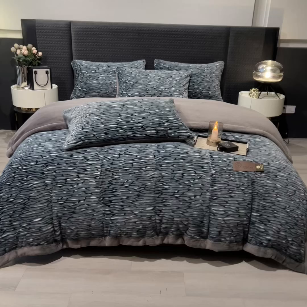 91家纺网 家纺一手货源 找家纺 慕木家纺 2025新款轻奢水貂四件套可可慕莎系列 可可慕莎-绮罗蓝灰