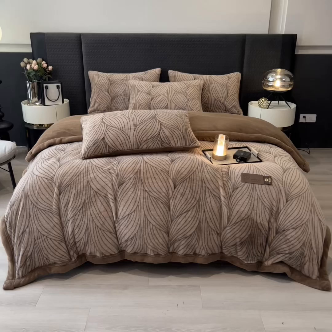 91家纺网 家纺一手货源 找家纺 慕木家纺 2025新款轻奢水貂四件套可可慕莎系列 可可慕莎-金棕叶