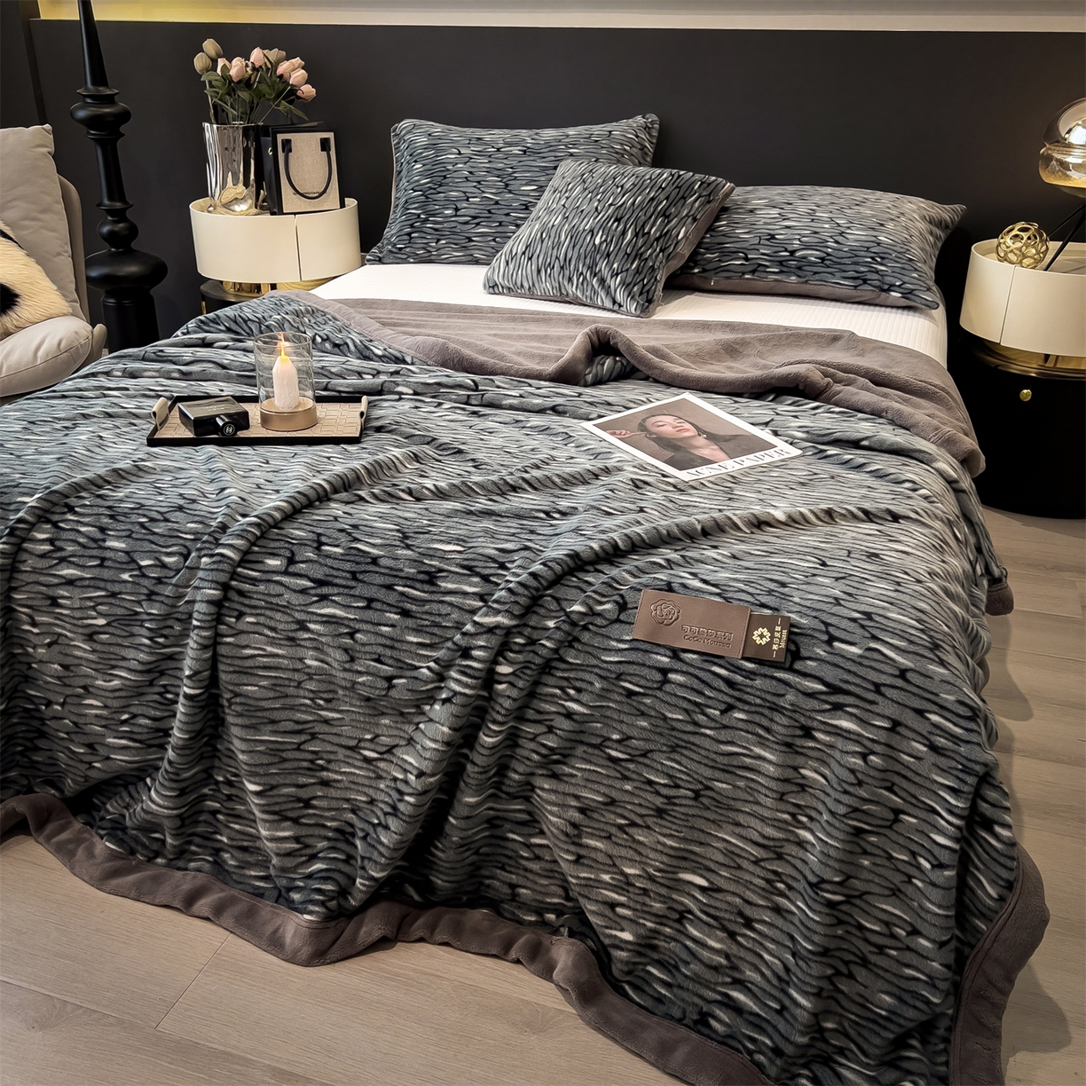 91家纺网 家纺一手货源 找家纺 慕木家纺 2025新款轻奢水貂四件套可可慕莎系列 可可慕莎-绮罗蓝灰