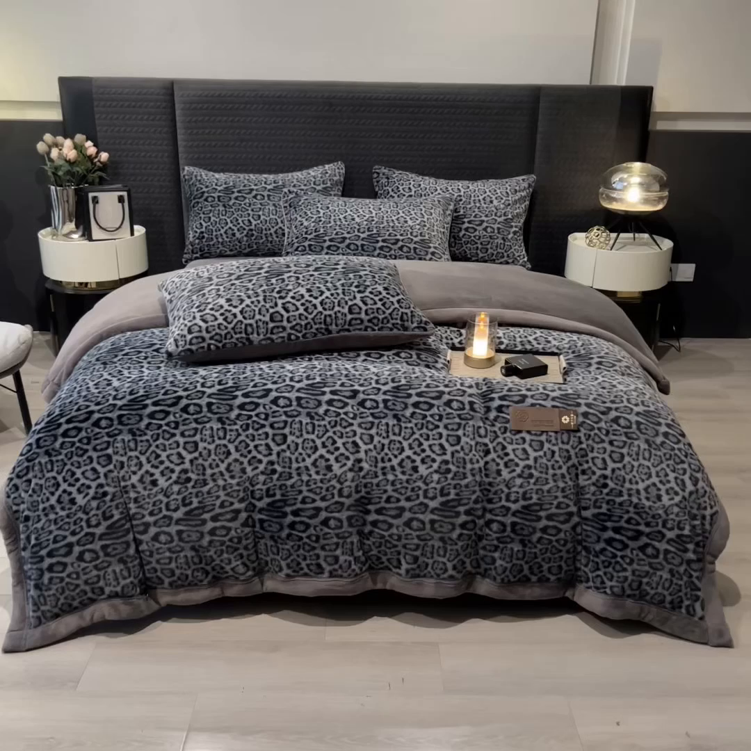 91家纺网 家纺一手货源 找家纺 慕木家纺 2025新款轻奢水貂四件套可可慕莎系列 可可慕莎-魅影蓝灰