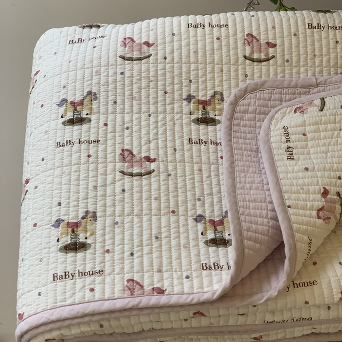 91家纺网 家纺一手货源 找家纺 汇庭 2025新款·慕斯单品床盖系列 粉木马