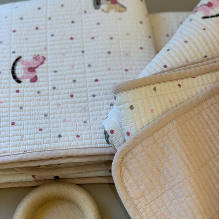 91家纺网 家纺一手货源 找家纺 汇庭 2025新款·慕斯单品床盖系列 粉木马