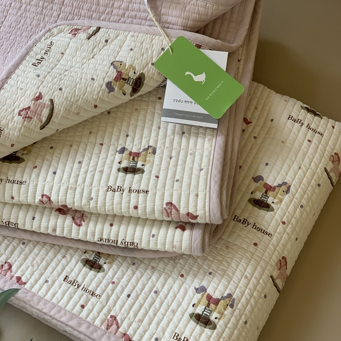 91家纺网 家纺一手货源 找家纺 汇庭 2025新款·慕斯单品床盖系列 粉木马