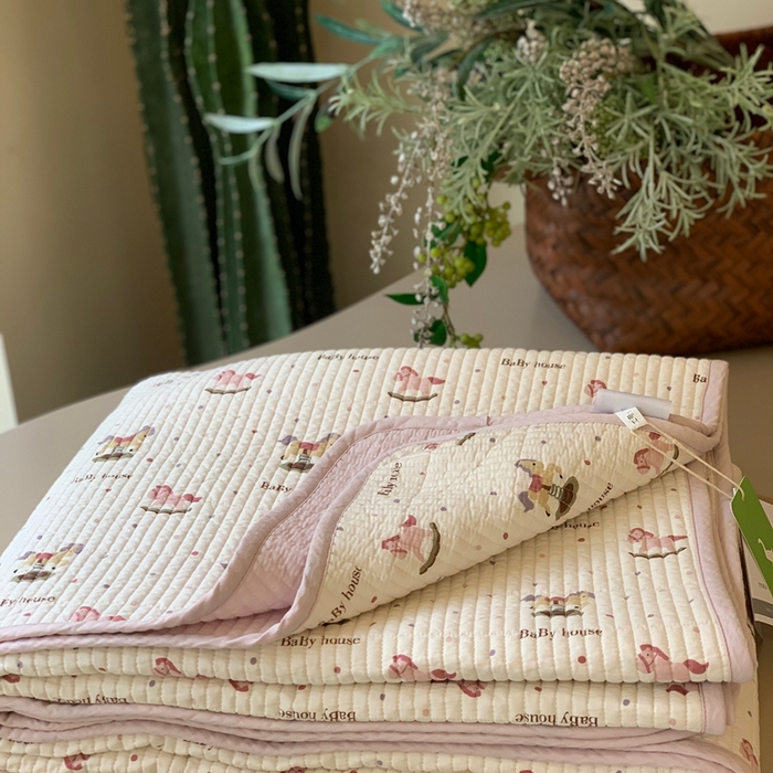 91家纺网 家纺一手货源 找家纺 汇庭 2025新款·慕斯单品床盖系列 粉木马