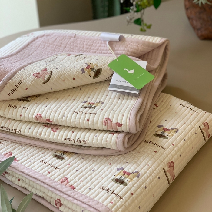 91家纺网 家纺一手货源 找家纺 汇庭 2025新款·慕斯单品床盖系列 粉木马