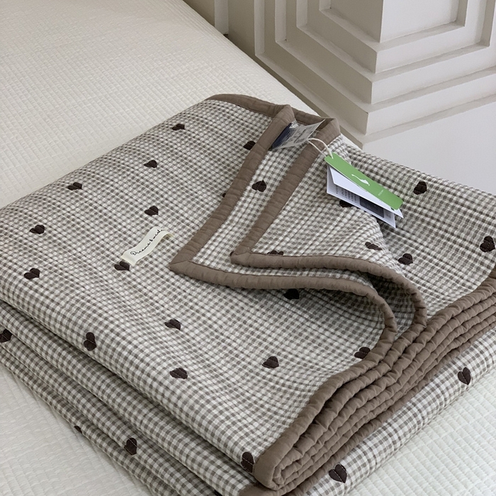 91家纺网 家纺一手货源 找家纺 汇庭 2025新款·慕斯单品床盖系列 格子爱心