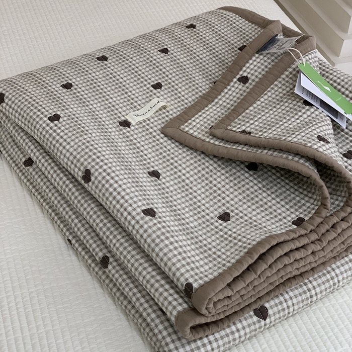 91家纺网 家纺一手货源 找家纺 汇庭 2025新款·慕斯单品床盖系列 格子爱心