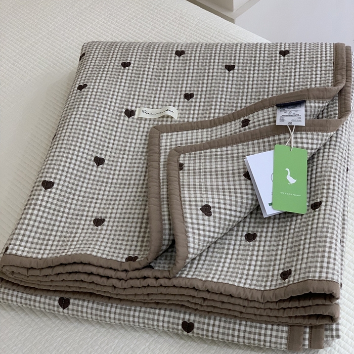 91家纺网 家纺一手货源 找家纺 汇庭 2025新款·慕斯单品床盖系列 格子爱心