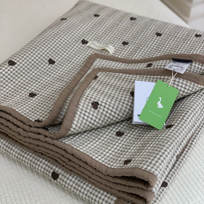 91家纺网 家纺一手货源 找家纺 汇庭 2025新款·慕斯单品床盖系列 格子爱心