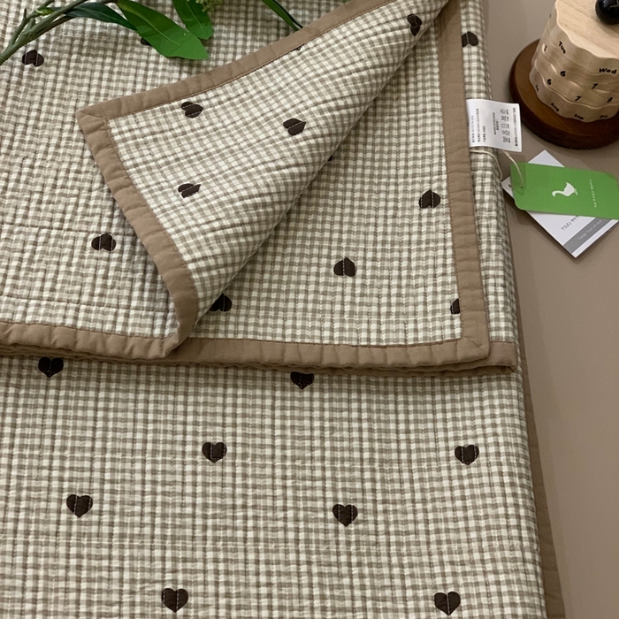 91家纺网 家纺一手货源 找家纺 汇庭 2025新款·慕斯单品床盖系列 格子爱心