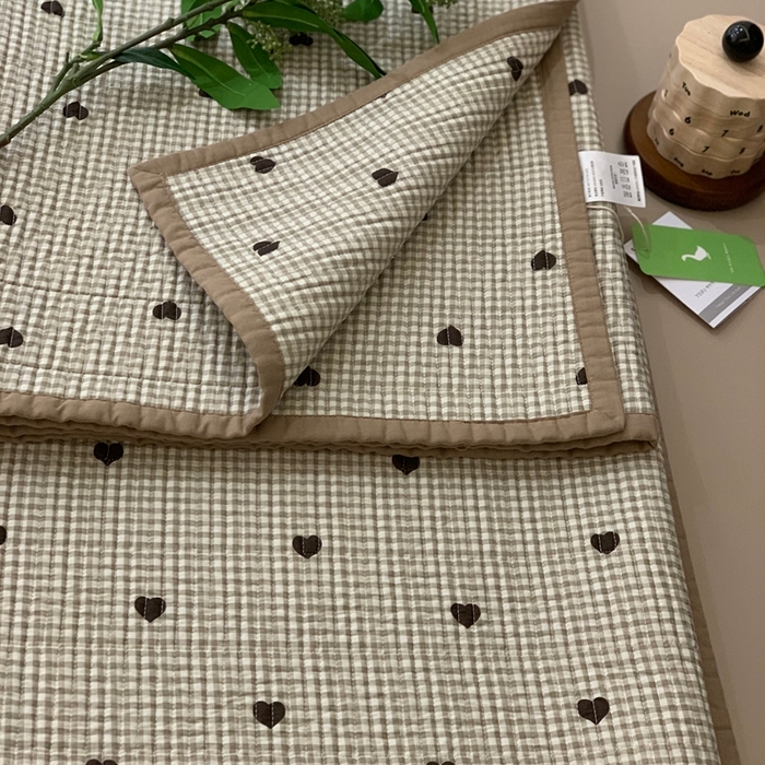 91家纺网 家纺一手货源 找家纺 汇庭 2025新款·慕斯单品床盖系列 格子爱心