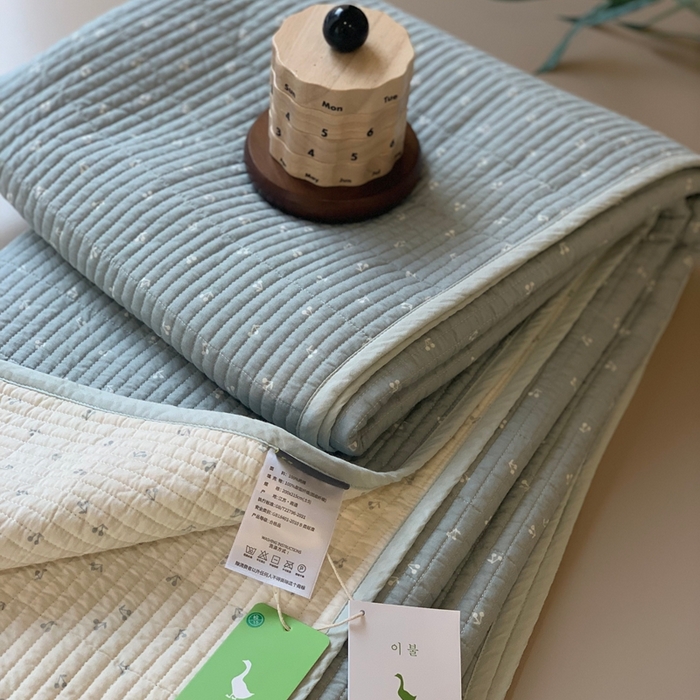 91家纺网 家纺一手货源 找家纺 汇庭 2025新款·慕斯单品床盖系列 樱桃点点兰