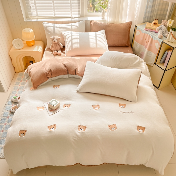 91家纺网 家纺一手货源 找家纺 仔仔熊 2025新款牛奶绒刺绣四件套 甜梦小熊-咖