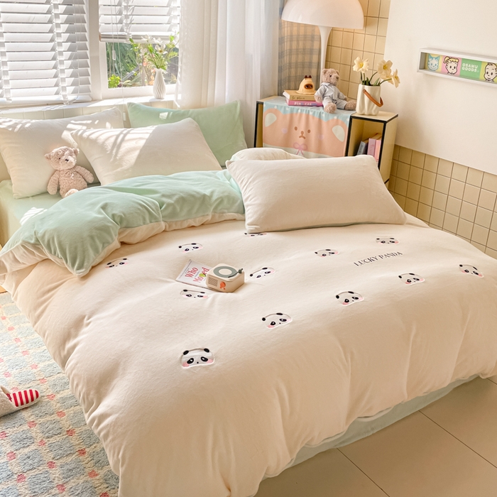 91家纺网 家纺一手货源 找家纺 仔仔熊 2025新款牛奶绒刺绣四件套 粉颊熊猫梦-绿