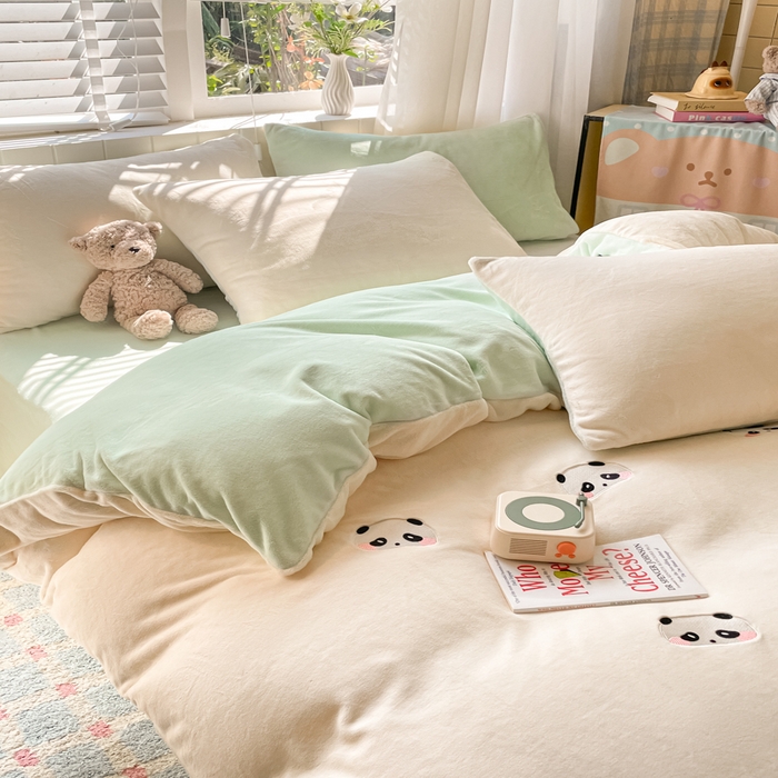 91家纺网 家纺一手货源 找家纺 仔仔熊 2025新款牛奶绒刺绣四件套 粉颊熊猫梦-绿