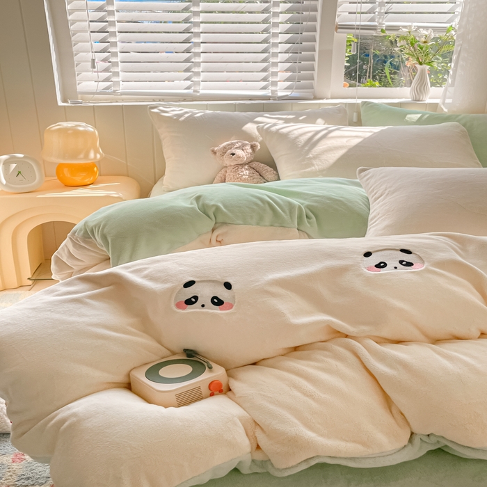 91家纺网 家纺一手货源 找家纺 仔仔熊 2025新款牛奶绒刺绣四件套 粉颊熊猫梦-绿