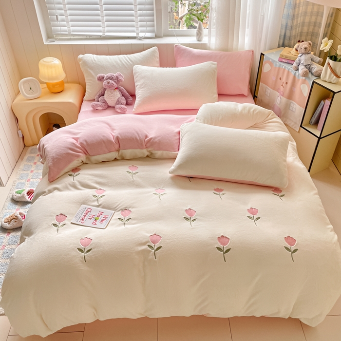 91家纺网 家纺一手货源 找家纺 仔仔熊 2025新款牛奶绒刺绣四件套 郁见暖绒​-粉