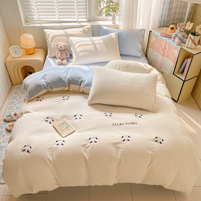 91家纺网 家纺一手货源 找家纺 仔仔熊 2025新款牛奶绒刺绣四件套 粉颊熊猫梦-蓝