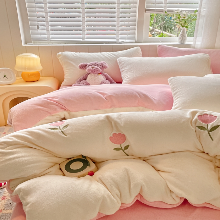91家纺网 家纺一手货源 找家纺 仔仔熊 2025新款牛奶绒刺绣四件套 郁见暖绒​-粉