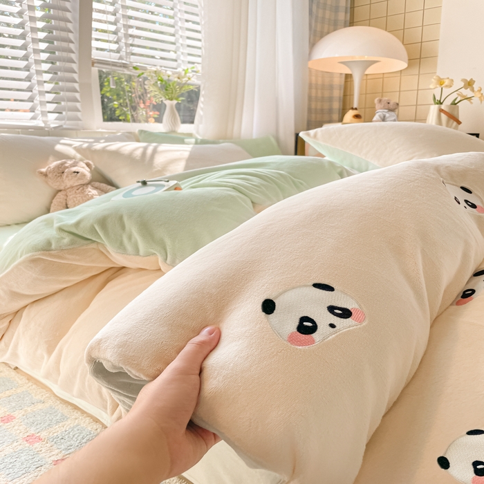 91家纺网 家纺一手货源 找家纺 仔仔熊 2025新款牛奶绒刺绣四件套 粉颊熊猫梦-绿