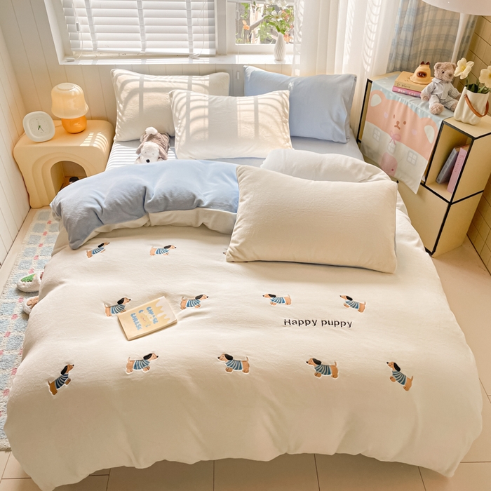 91家纺网 家纺一手货源 找家纺 仔仔熊 2025新款牛奶绒刺绣四件套 阳光小狗日记-蓝