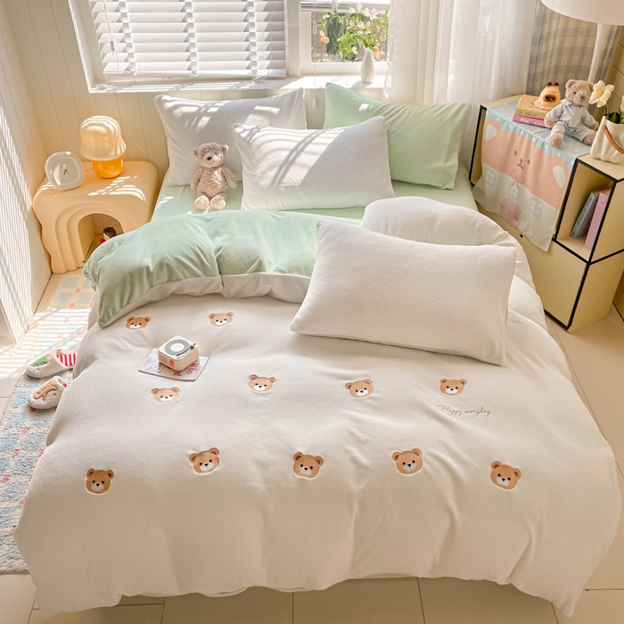 91家纺网 家纺一手货源 找家纺 仔仔熊 2025新款牛奶绒刺绣四件套 甜梦小熊-绿