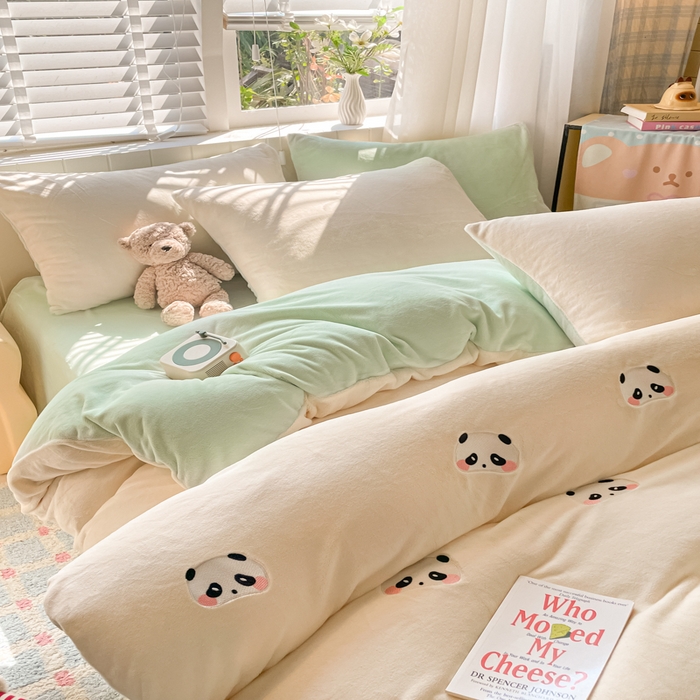 91家纺网 家纺一手货源 找家纺 仔仔熊 2025新款牛奶绒刺绣四件套 粉颊熊猫梦-绿