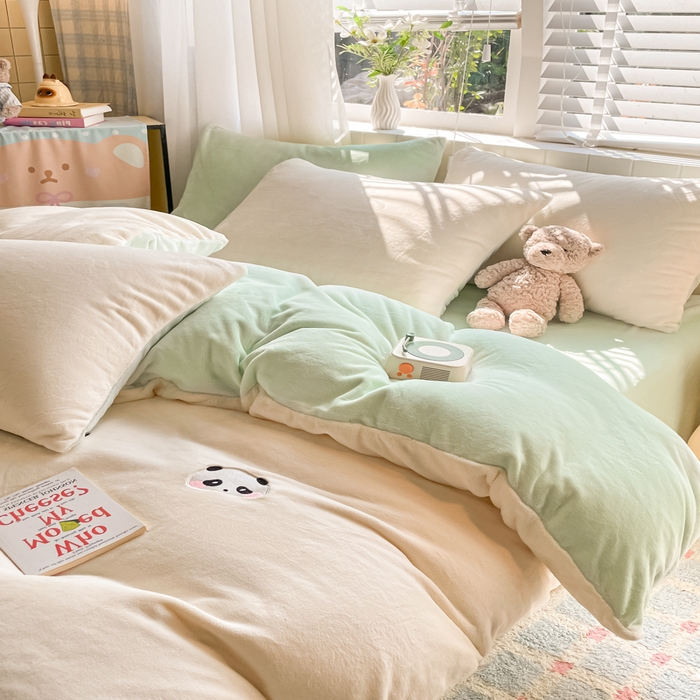 91家纺网 家纺一手货源 找家纺 仔仔熊 2025新款牛奶绒刺绣四件套 粉颊熊猫梦-绿