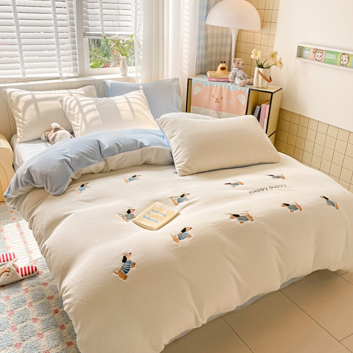 91家纺网 家纺一手货源 找家纺 仔仔熊 2025新款牛奶绒刺绣四件套 阳光小狗日记-蓝