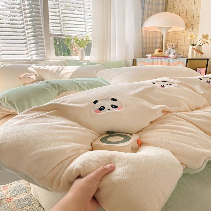 91家纺网 家纺一手货源 找家纺 仔仔熊 2025新款牛奶绒刺绣四件套 粉颊熊猫梦-绿