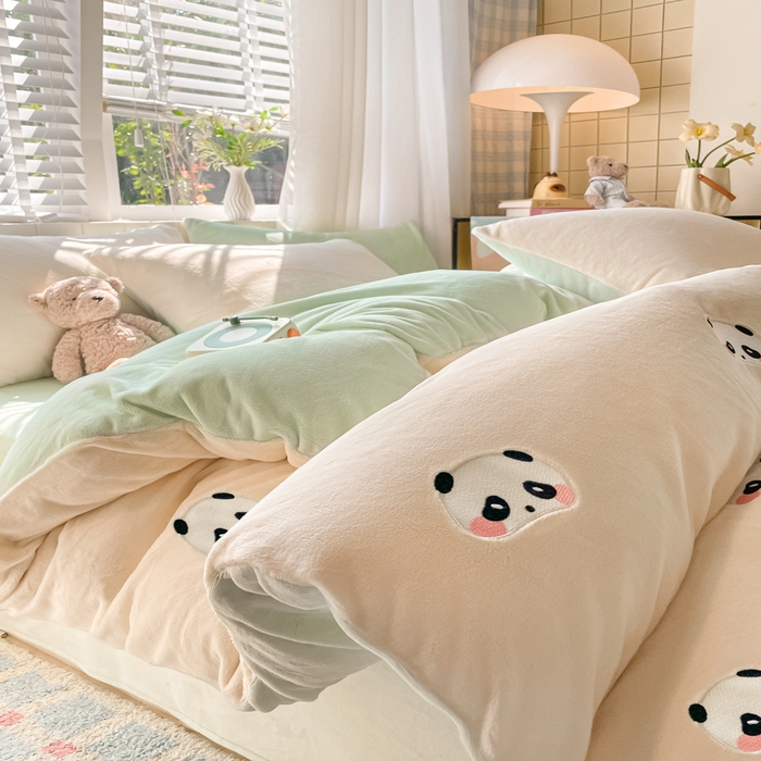 91家纺网 家纺一手货源 找家纺 仔仔熊 2025新款牛奶绒刺绣四件套 粉颊熊猫梦-绿