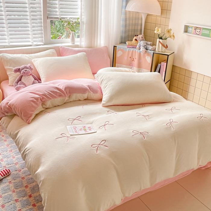 91家纺网 家纺一手货源 找家纺 仔仔熊 2025新款牛奶绒刺绣四件套 奶糖蝴蝶结-粉