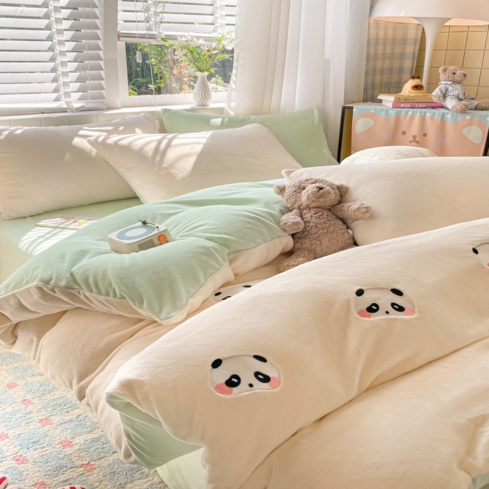 91家纺网 家纺一手货源 找家纺 仔仔熊 2025新款牛奶绒刺绣四件套 粉颊熊猫梦-绿