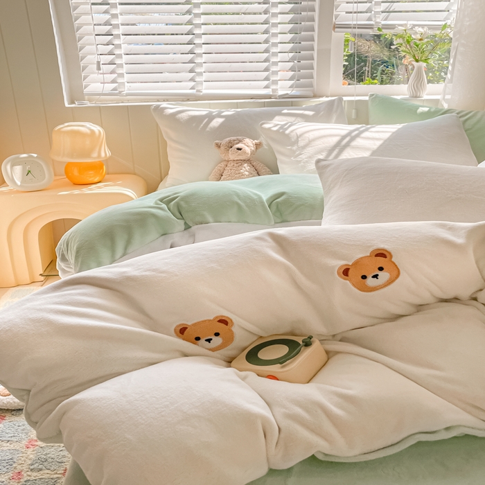 91家纺网 家纺一手货源 找家纺 仔仔熊 2025新款牛奶绒刺绣四件套 甜梦小熊-绿