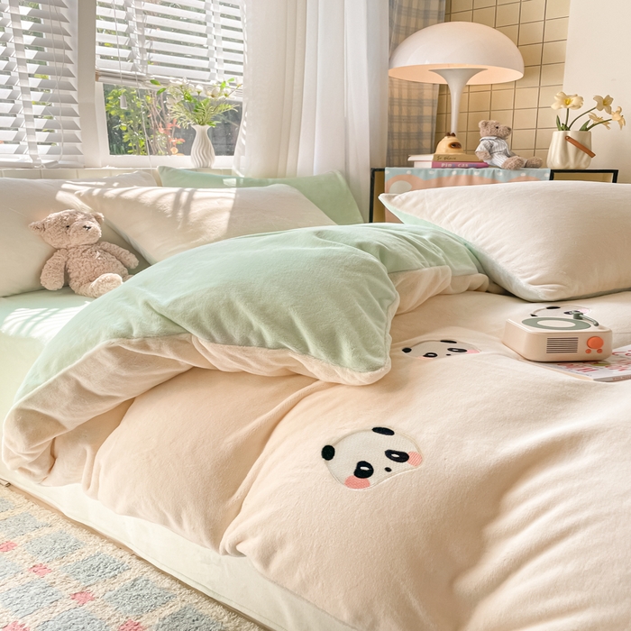 91家纺网 家纺一手货源 找家纺 仔仔熊 2025新款牛奶绒刺绣四件套 粉颊熊猫梦-绿