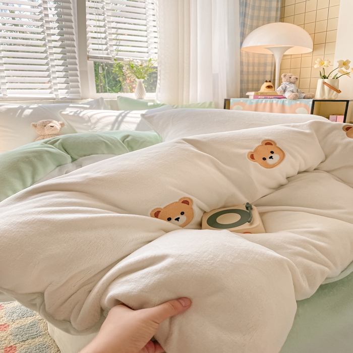 91家纺网 家纺一手货源 找家纺 仔仔熊 2025新款牛奶绒刺绣四件套 甜梦小熊-绿