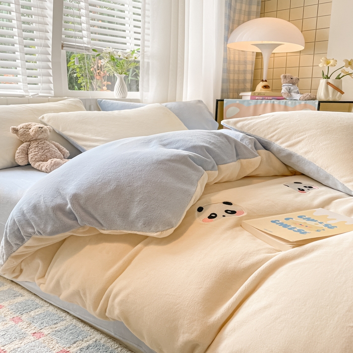 91家纺网 家纺一手货源 找家纺 仔仔熊 2025新款牛奶绒刺绣四件套 粉颊熊猫梦-蓝