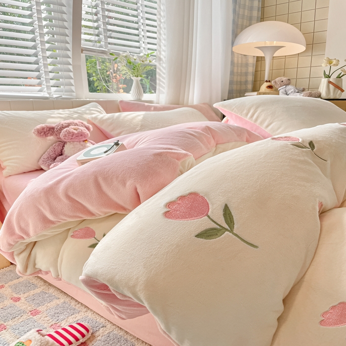 91家纺网 家纺一手货源 找家纺 仔仔熊 2025新款牛奶绒刺绣四件套 郁见暖绒​-粉