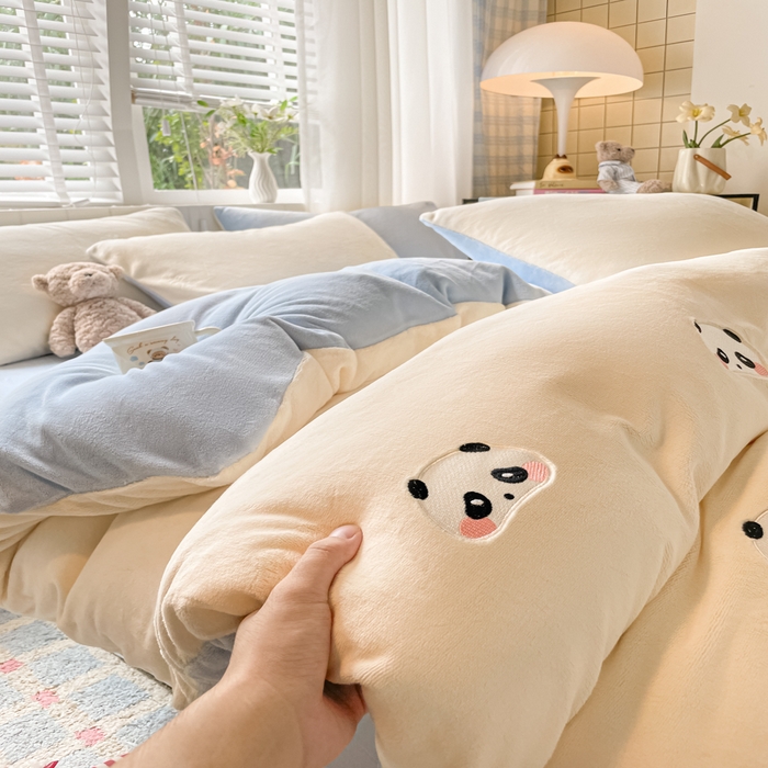 91家纺网 家纺一手货源 找家纺 仔仔熊 2025新款牛奶绒刺绣四件套 粉颊熊猫梦-蓝