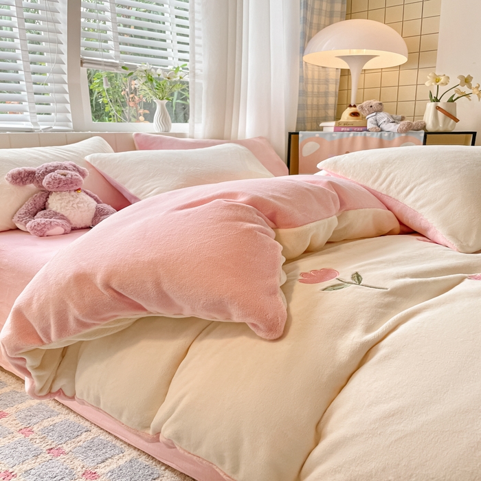 91家纺网 家纺一手货源 找家纺 仔仔熊 2025新款牛奶绒刺绣四件套 郁见暖绒​-粉