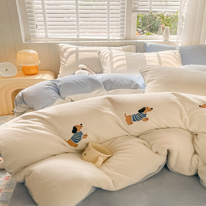 91家纺网 家纺一手货源 找家纺 仔仔熊 2025新款牛奶绒刺绣四件套 阳光小狗日记-蓝