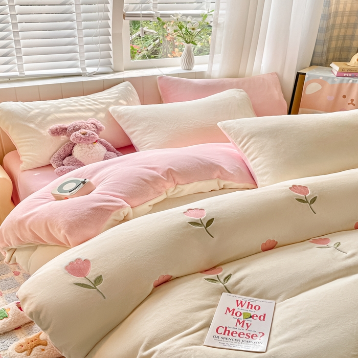 91家纺网 家纺一手货源 找家纺 仔仔熊 2025新款牛奶绒刺绣四件套 郁见暖绒​-粉