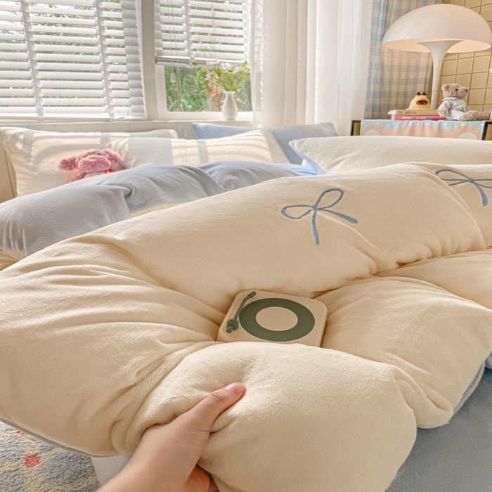 91家纺网 家纺一手货源 找家纺 仔仔熊 2025新款牛奶绒刺绣四件套 奶糖蝴蝶结-蓝