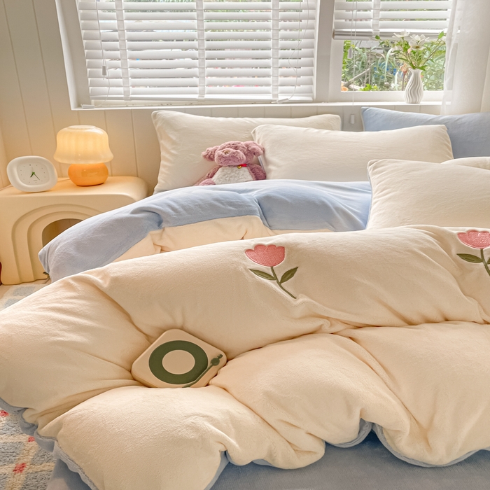 91家纺网 家纺一手货源 找家纺 仔仔熊 2025新款牛奶绒刺绣四件套 郁见暖绒​-蓝