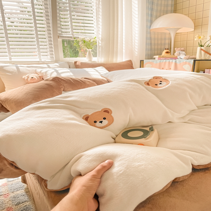 91家纺网 家纺一手货源 找家纺 仔仔熊 2025新款牛奶绒刺绣四件套 甜梦小熊-咖