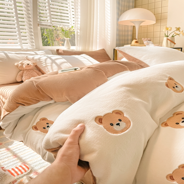 91家纺网 家纺一手货源 找家纺 仔仔熊 2025新款牛奶绒刺绣四件套 甜梦小熊-咖