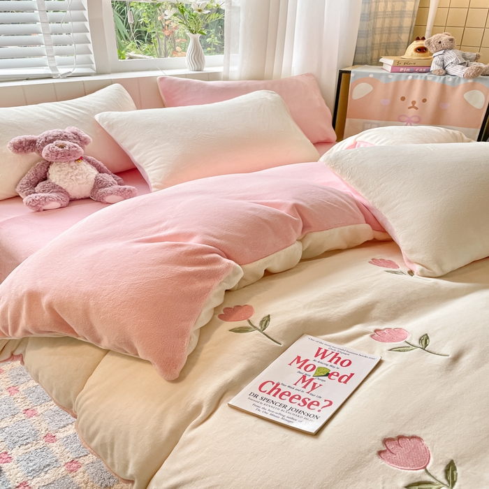 91家纺网 家纺一手货源 找家纺 仔仔熊 2025新款牛奶绒刺绣四件套 郁见暖绒​-粉