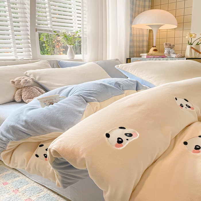 91家纺网 家纺一手货源 找家纺 仔仔熊 2025新款牛奶绒刺绣四件套 粉颊熊猫梦-蓝